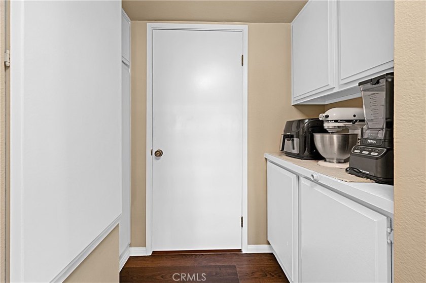 Beautifully upgraded 2 bedroom + den, 2 bath condo with approx - photo 19