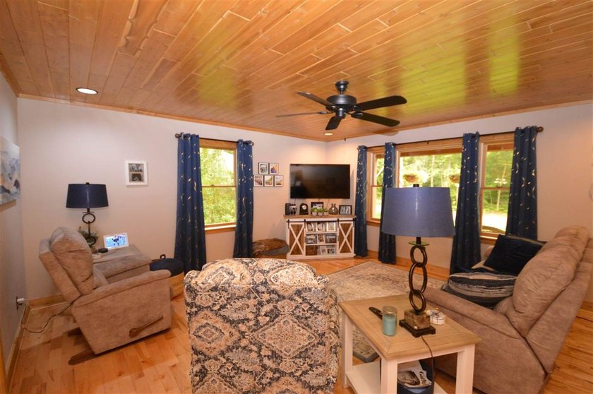 Welcome home to the tranquility of Earl Street! Set on a one - photo 19