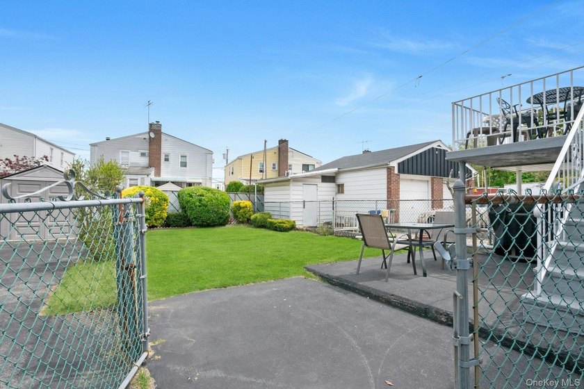 This well-maintained brick home offers a spacious and functional - photo 21
