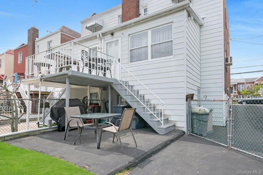 This well-maintained brick home offers a spacious and functional - photo 22