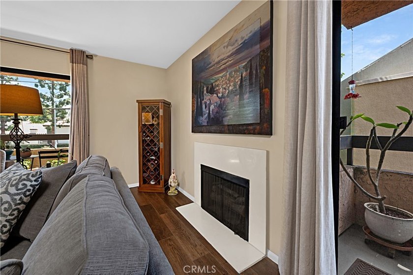 Beautifully upgraded 2 bedroom + den, 2 bath condo with approx - photo 22