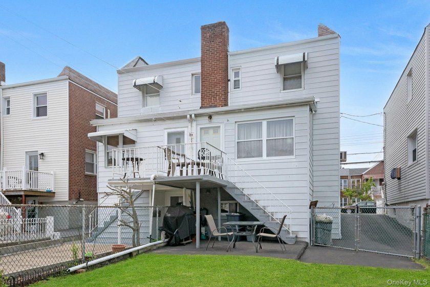 This well-maintained brick home offers a spacious and functional - photo 23