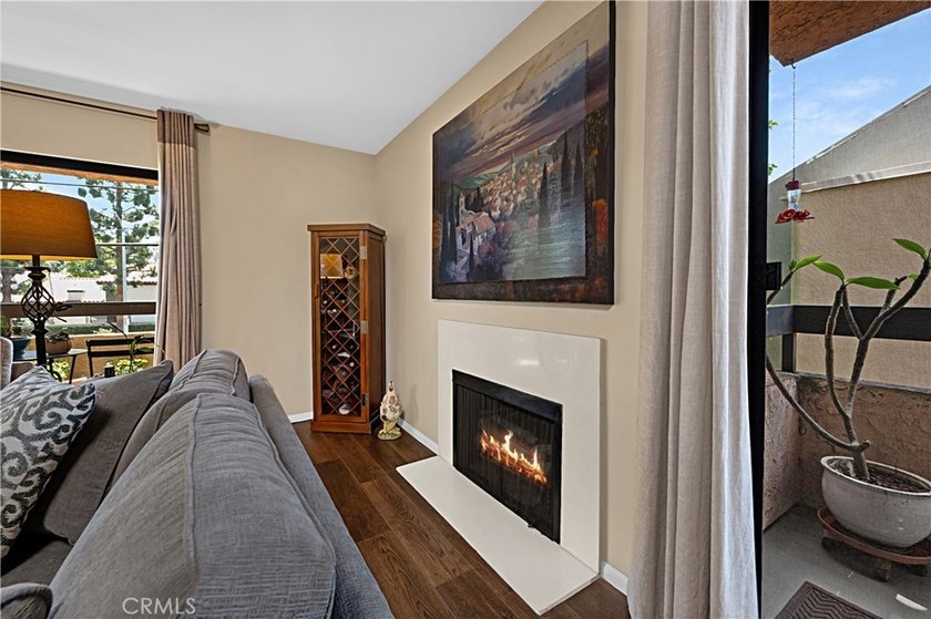 Beautifully upgraded 2 bedroom + den, 2 bath condo with approx - photo 23