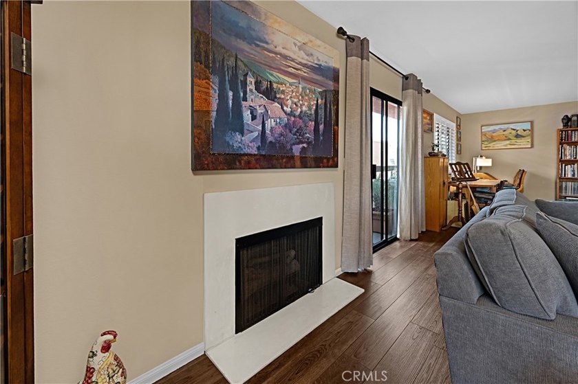 Beautifully upgraded 2 bedroom + den, 2 bath condo with approx - photo 24