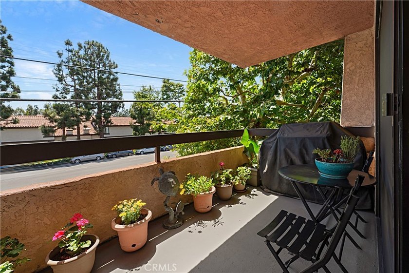 Beautifully upgraded 2 bedroom + den, 2 bath condo with approx - photo 26