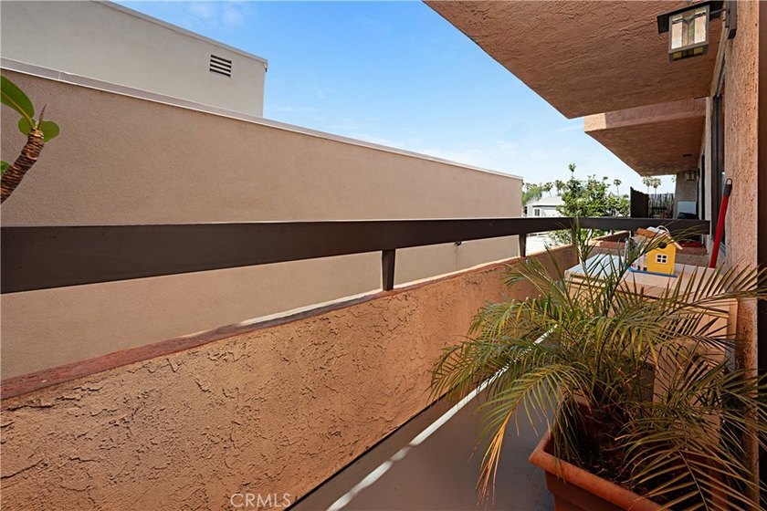 Beautifully upgraded 2 bedroom + den, 2 bath condo with approx - photo 27