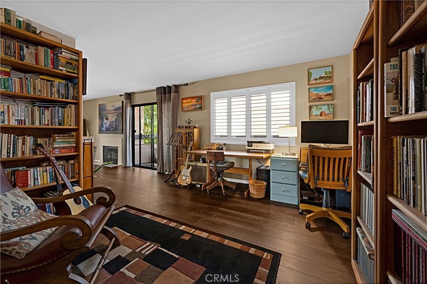 Beautifully upgraded 2 bedroom + den, 2 bath condo with approx - photo 29