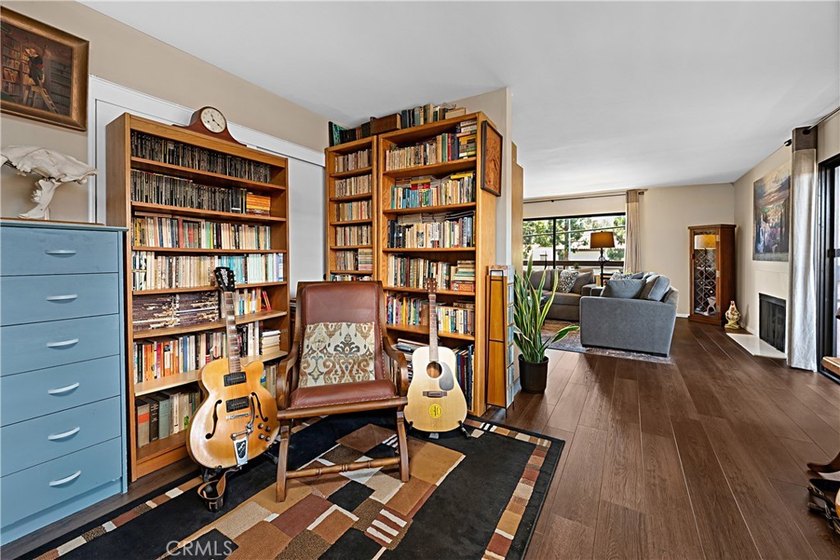 Beautifully upgraded 2 bedroom + den, 2 bath condo with approx - photo 30