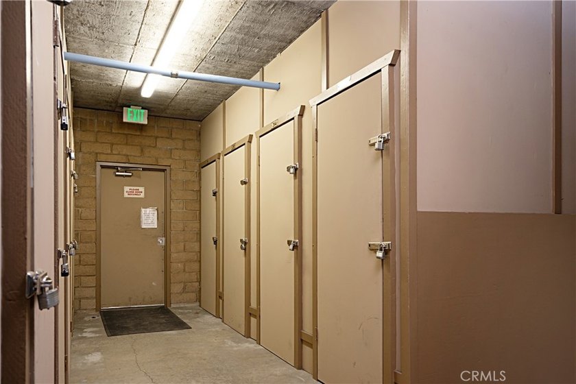 Beautifully upgraded 2 bedroom + den, 2 bath condo with approx - photo 31