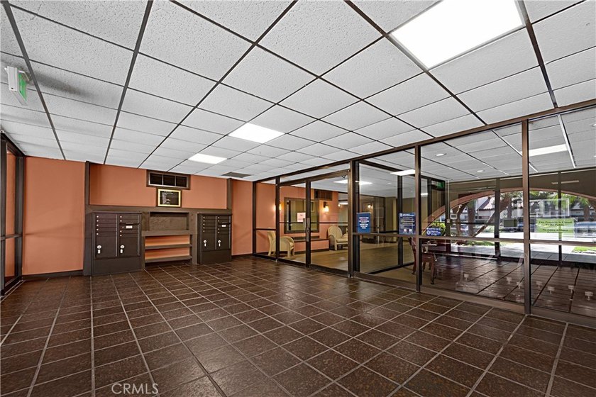 Beautifully upgraded 2 bedroom + den, 2 bath condo with approx - photo 36