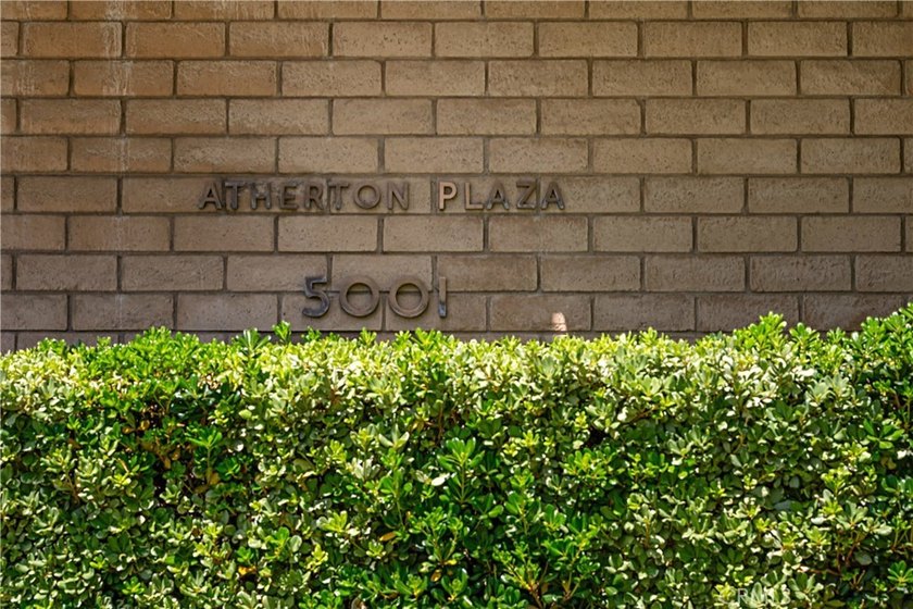 Beautifully upgraded 2 bedroom + den, 2 bath condo with approx - photo 40