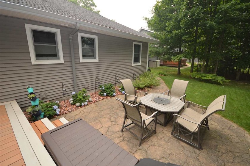 Welcome home to the tranquility of Earl Street! Set on a one - photo 45