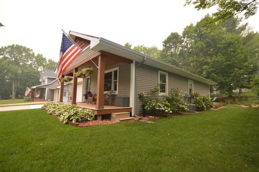 Welcome home to the tranquility of Earl Street! Set on a one - photo 48
