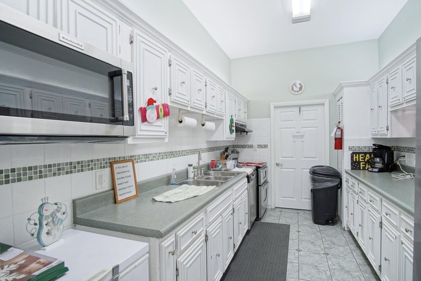 Beautifully updated 2-bedroom, 2-bath second-floor condo located - photo 23