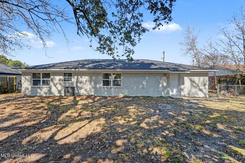 Freshly renovated and move-in ready 3-bedroom, 2-bath home - photo 20