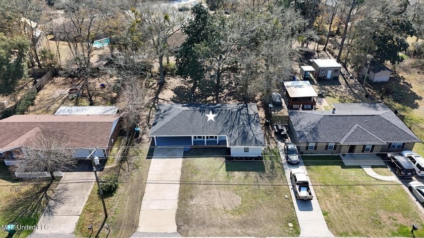 Freshly renovated and move-in ready 3-bedroom, 2-bath home - photo 21