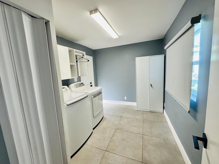 Completely remodeled open concept home in move in condition - photo 23
