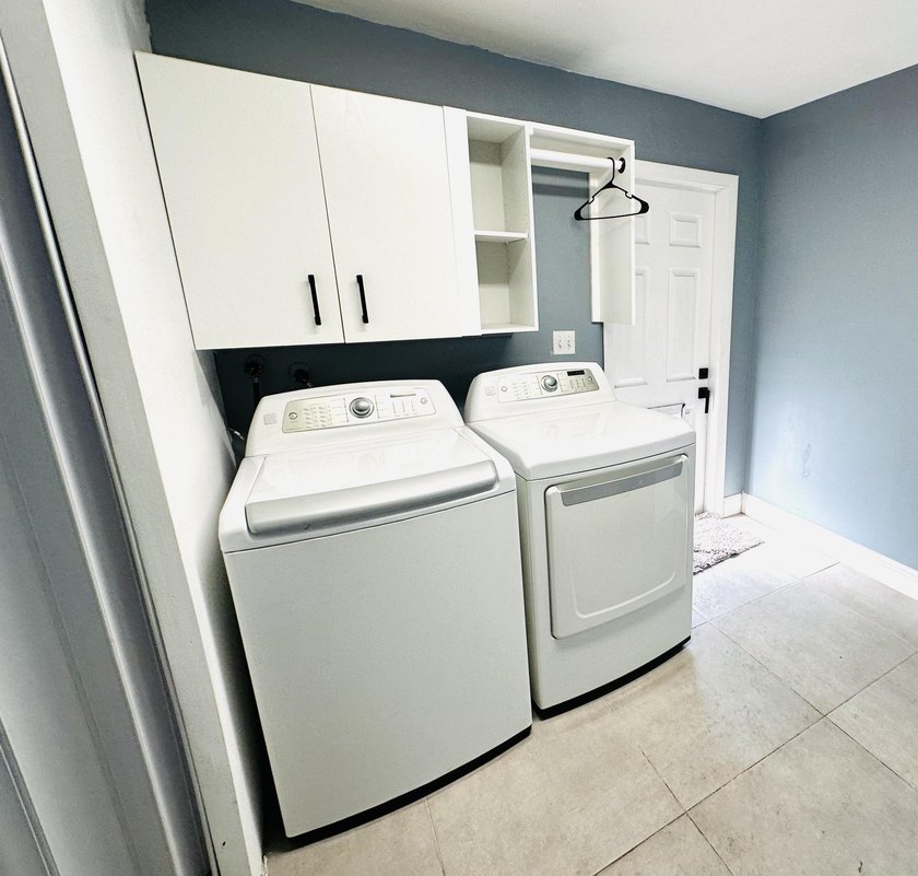 Completely remodeled open concept home in move in condition - photo 24