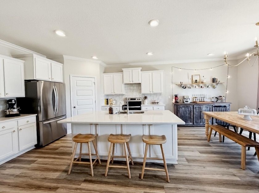 Welcome to your dream home, perfectly situated on an interior - photo 8