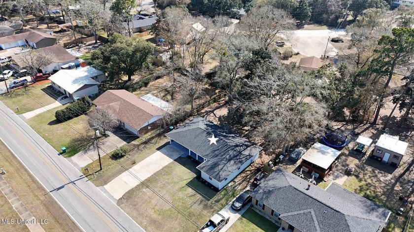 Freshly renovated and move-in ready 3-bedroom, 2-bath home - photo 28