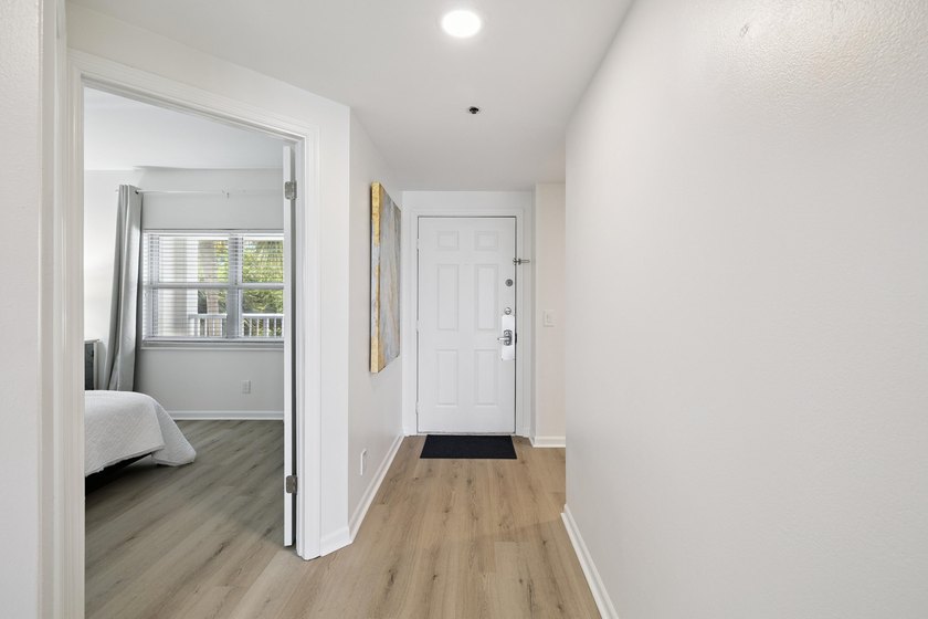 Located on the third floor, overlooking the 9th hole on The - photo 5