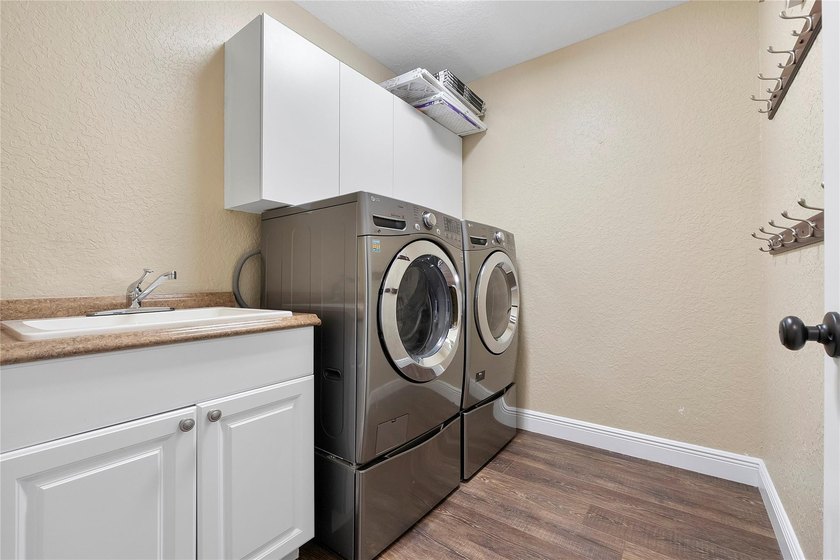 Absolutely stunning 5-bedroom, 3.5-bath home located in The - photo 24