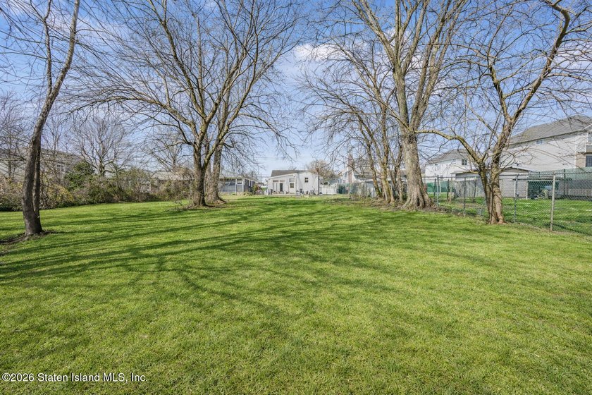 Welcome to 225 Van Name Avenue! This well-maintained 3-bedroom - photo 4
