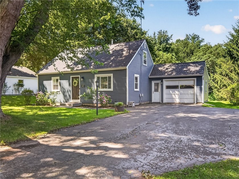 Welcome to 17 Fenton Rd! 4 bedrooms on a picturesque lot, room - photo 2