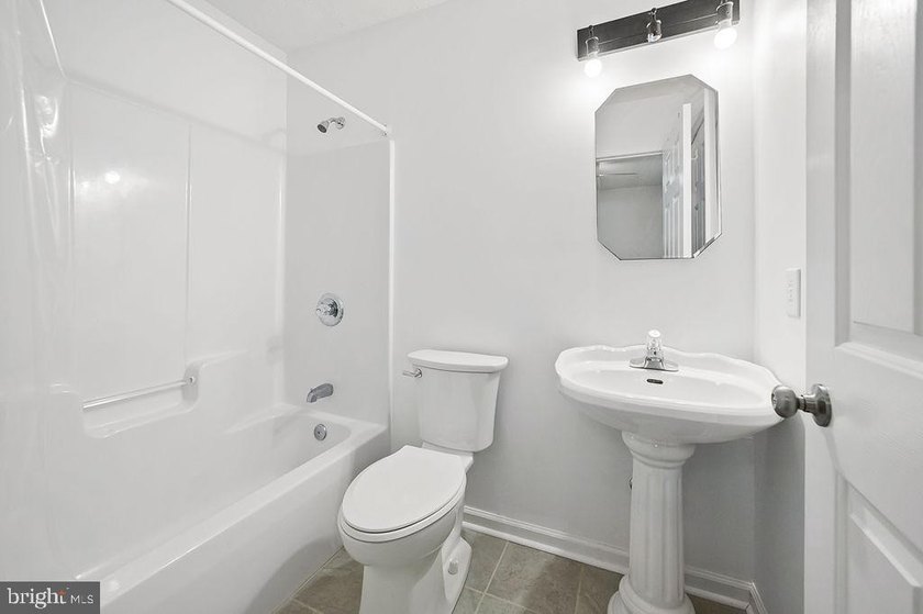 Welcome to this like-new, beautifully renovated water-access - photo 22