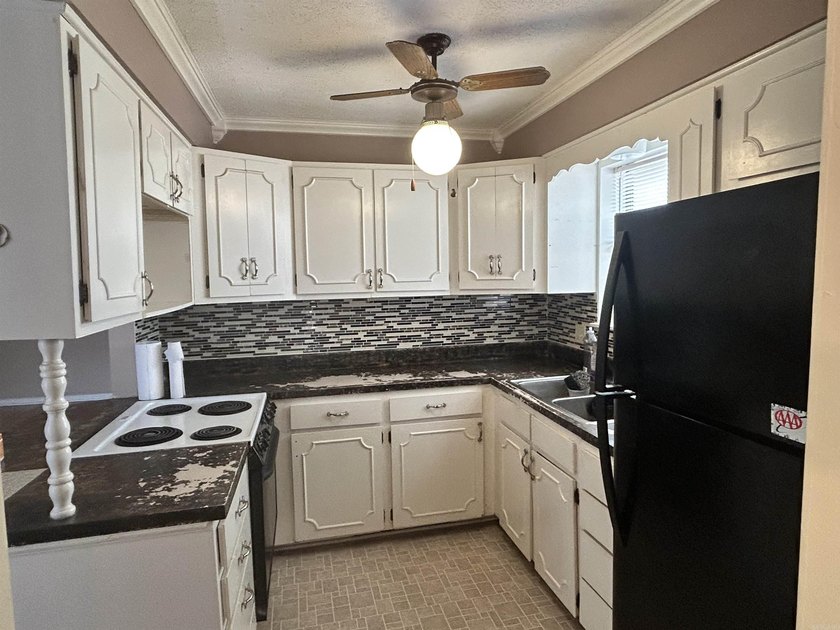 Great little 2 bedroom with over 1100 SF of space and a large - photo 4