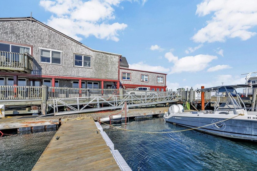 Now available for sale 100% fee interest in 16 MacMillan Wharf - photo 3