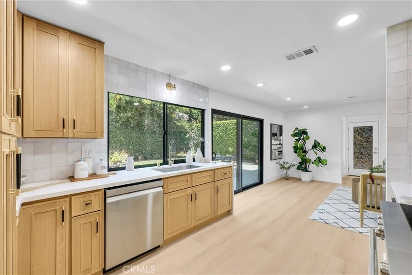 Beautifully remodeled 5-bedroom home with a sought-after - photo 11