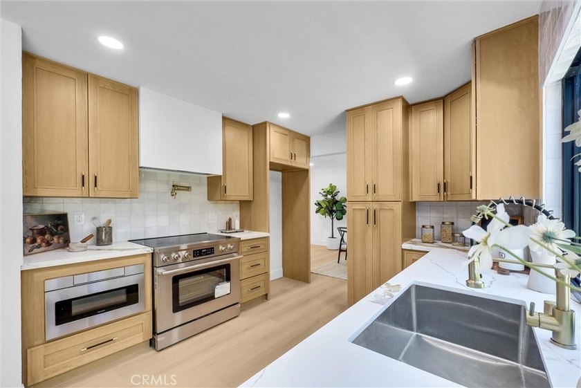 Beautifully remodeled 5-bedroom home with a sought-after - photo 14
