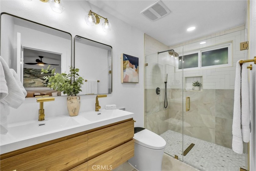 Beautifully remodeled 5-bedroom home with a sought-after - photo 25