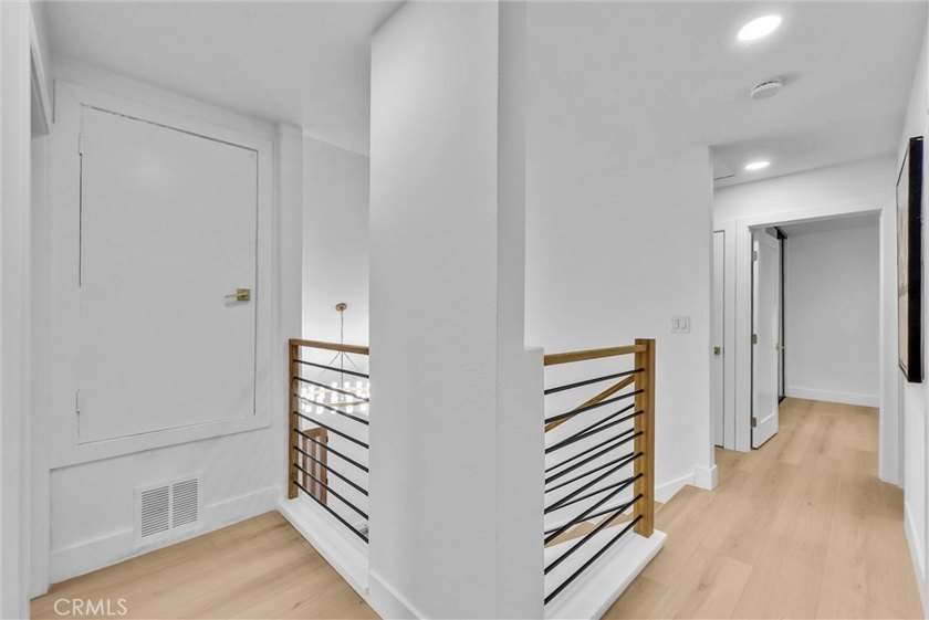 Beautifully remodeled 5-bedroom home with a sought-after - photo 27