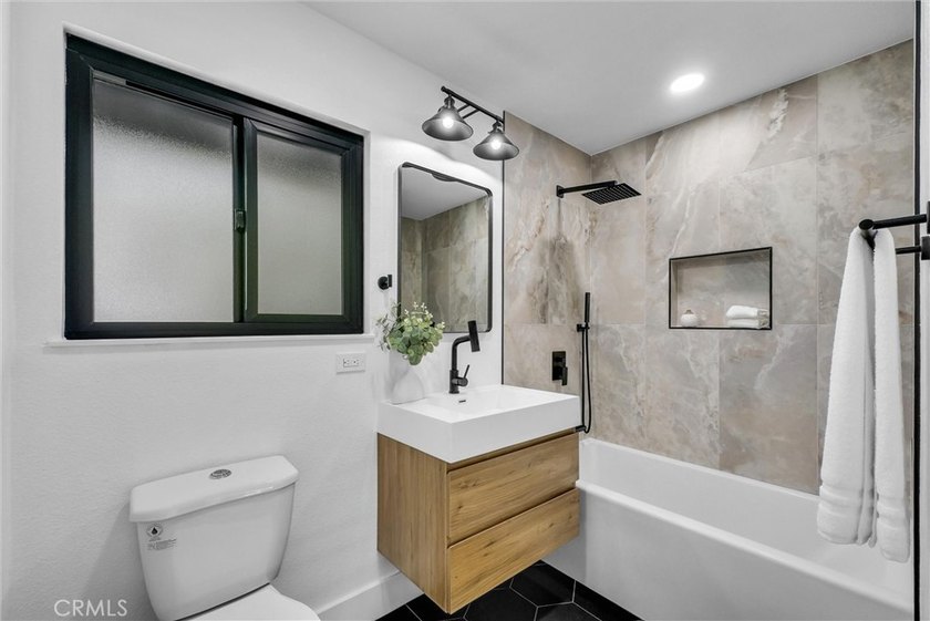 Beautifully remodeled 5-bedroom home with a sought-after - photo 30