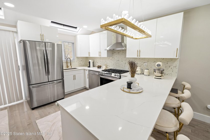 Move-In Ready , Welcome to 38 Deborah Loop - a newly renovated - photo 4