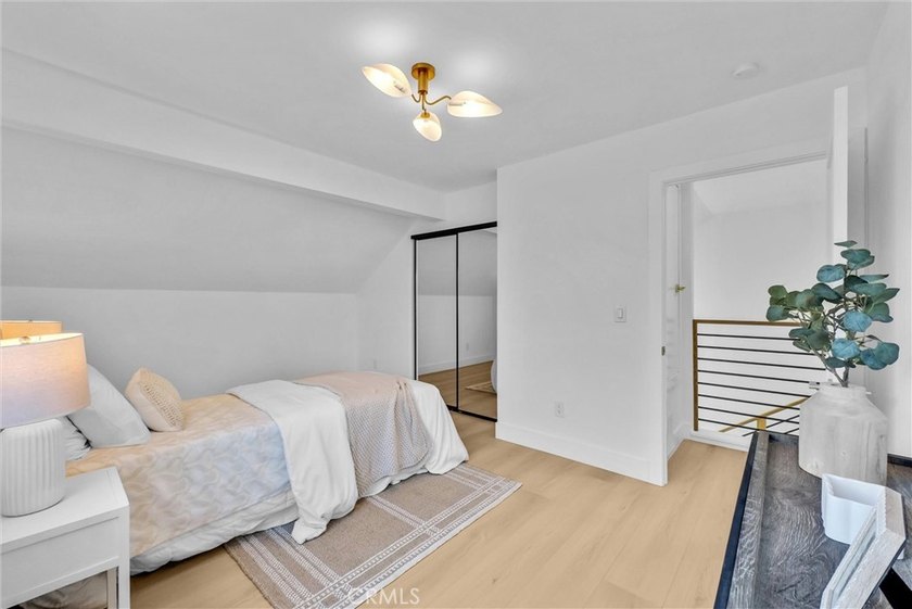 Beautifully remodeled 5-bedroom home with a sought-after - photo 37