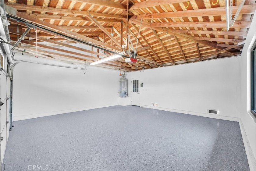 Beautifully remodeled 5-bedroom home with a sought-after - photo 40