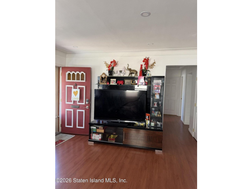 BEAUTIFUL DETACHED SINGLE-FAMILY HOME LOCATED IN THE HIGHLY - photo 5