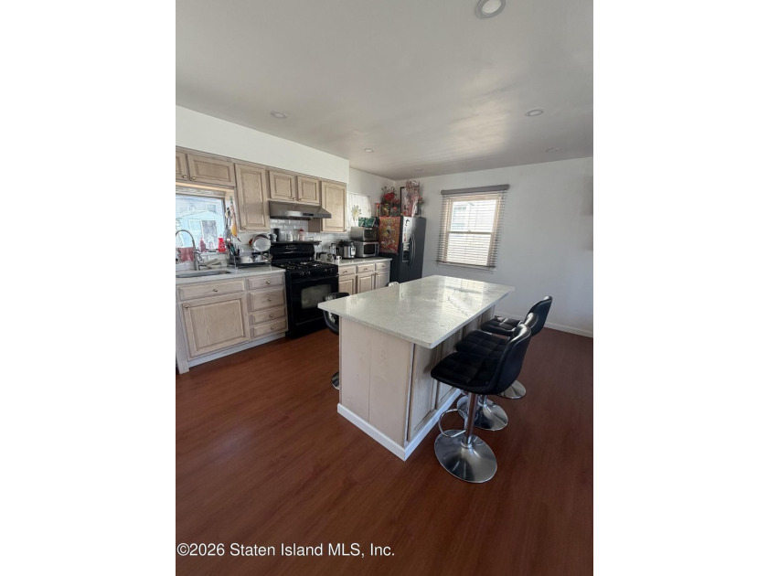 BEAUTIFUL DETACHED SINGLE-FAMILY HOME LOCATED IN THE HIGHLY - photo 7