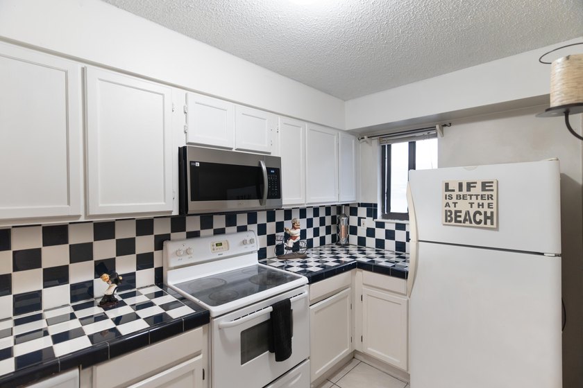 This charming 2-bedroom, 2-bathroom townhouse in the desirable - photo 4