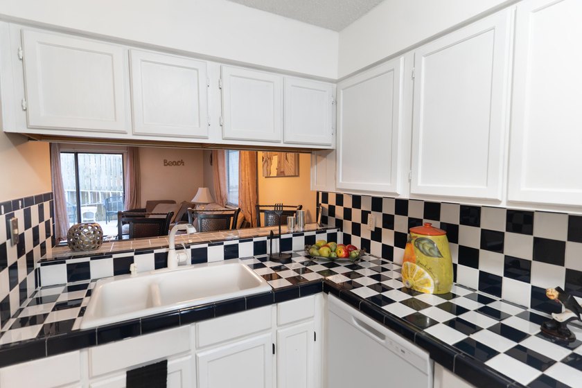 This charming 2-bedroom, 2-bathroom townhouse in the desirable - photo 5