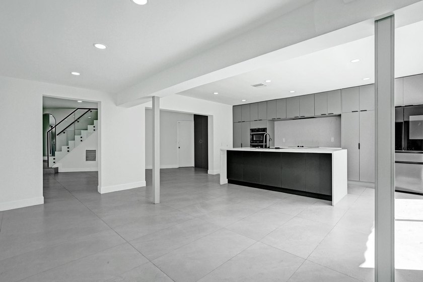 New roof, updated electrical and plumbing, a gourmet kitchen - photo 3