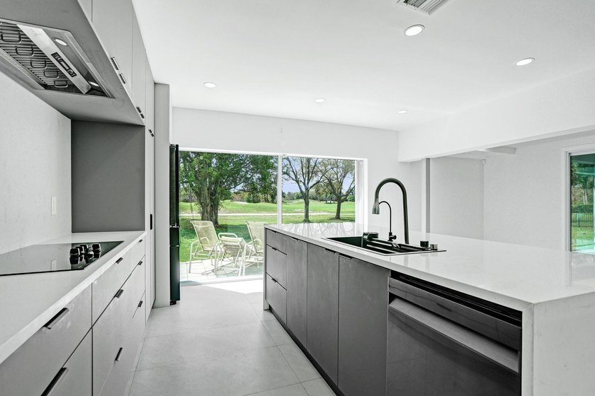 New roof, updated electrical and plumbing, a gourmet kitchen - photo 7