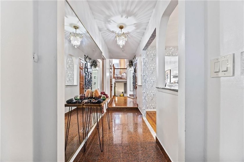 Welcome to this beautifully maintained detached single-family - photo 4