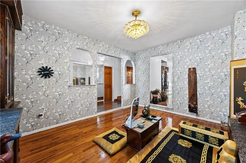 Welcome to this beautifully maintained detached single-family - photo 6