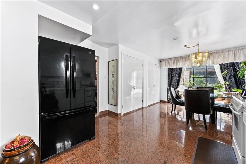 Welcome to this beautifully maintained detached single-family - photo 9