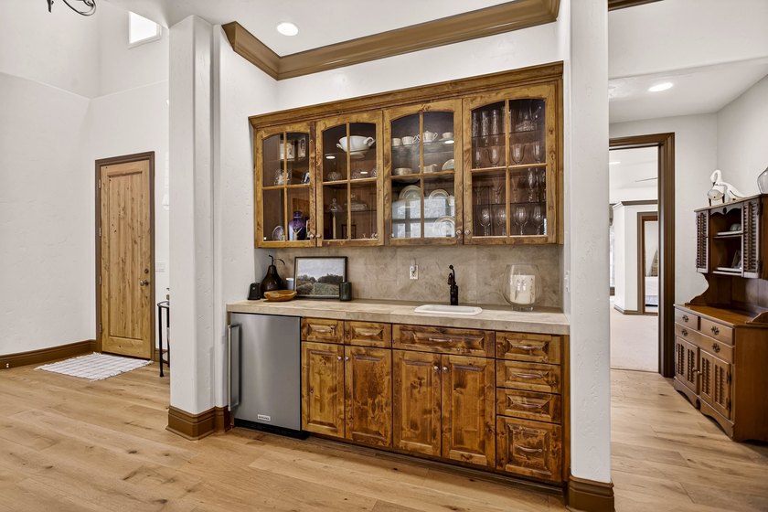 Welcome to this beautifully maintained 3-bedroom, 3-bathroom - photo 13
