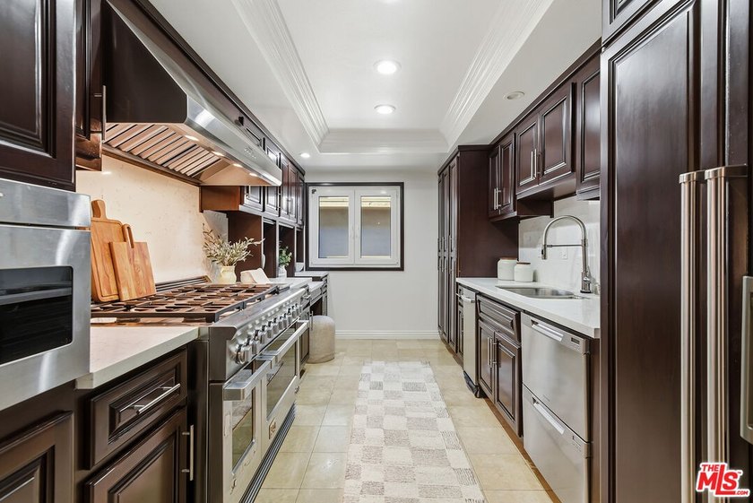 Stunningly renovated townhome overlooking a beautifully - photo 14
